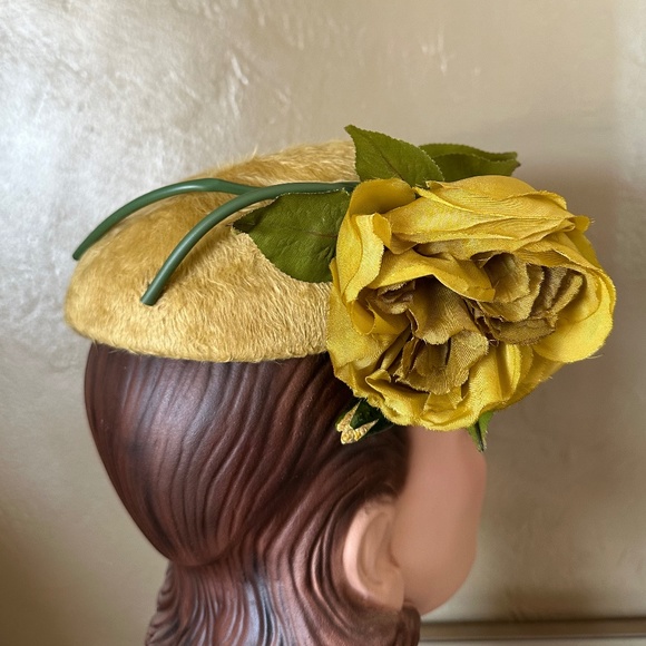 FESTIVE 1950s\' MUSTARD COLOR FURRY FELT TOQUE  WITH LARGE MATCHING FABRIC ROSE main image 13